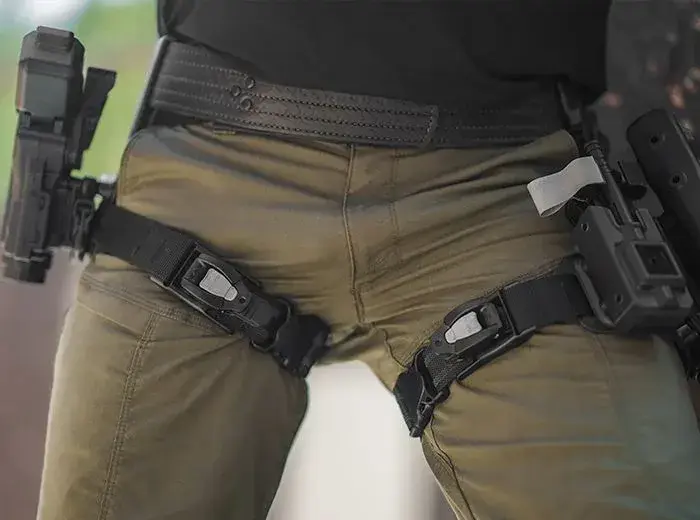 aliengear-taq-strap-integrated-tourniquet-black (2).webp